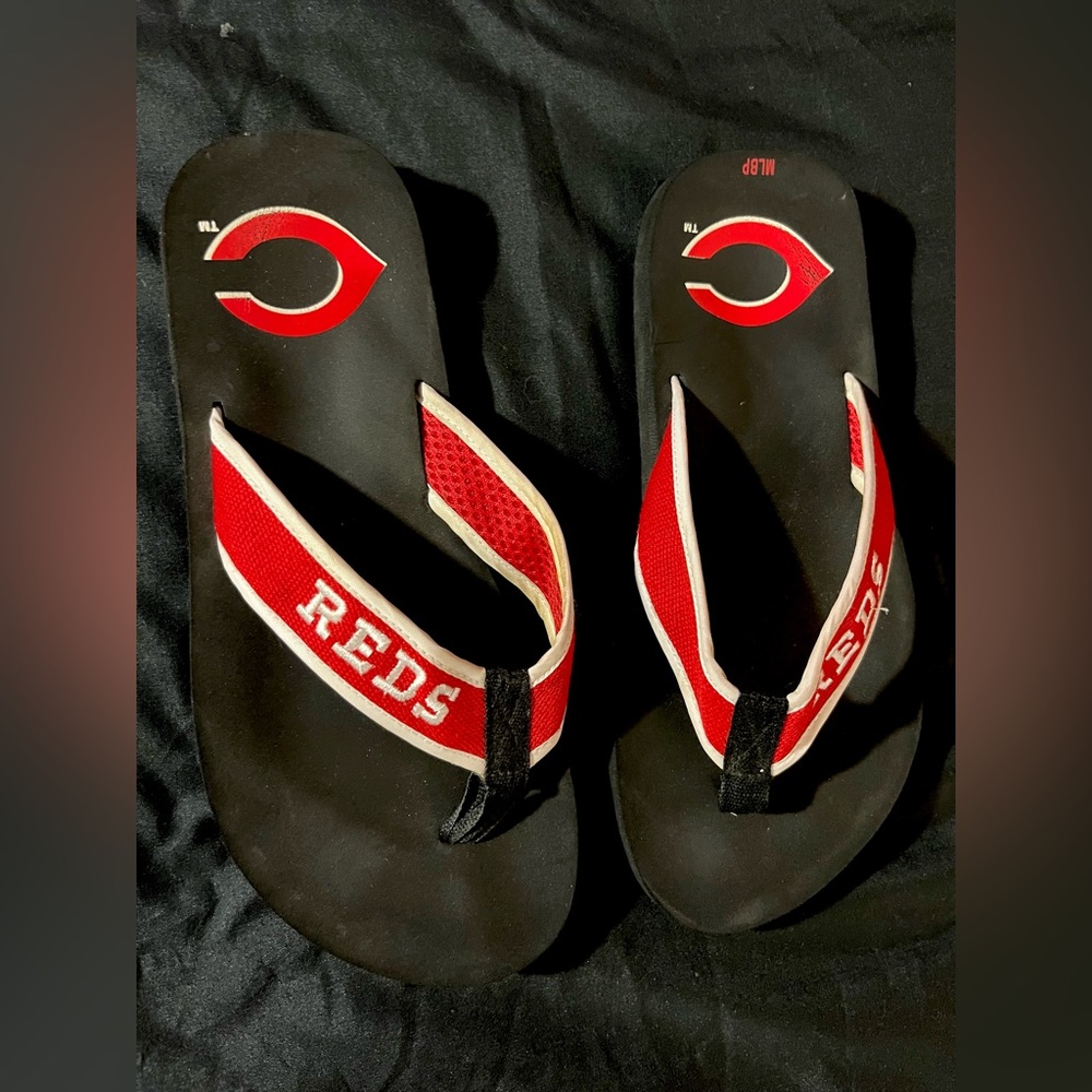 Women’s Cincinnati Reds flip flops
